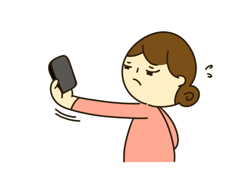 老眼でスマホが見えずらい女性