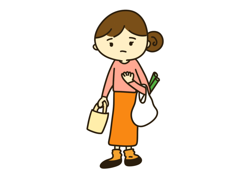 重たい荷物を持つ買い物帰りの女性