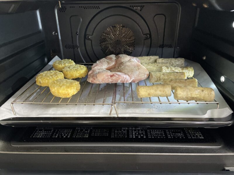 ヘルシオのウォーターオーブンに調理する食材、天板を入れたところ