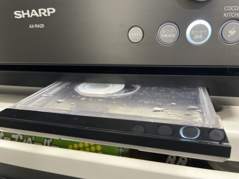 ヘルシオ　ウォーターオーブンの水タンクに水を入れてセットするところ。