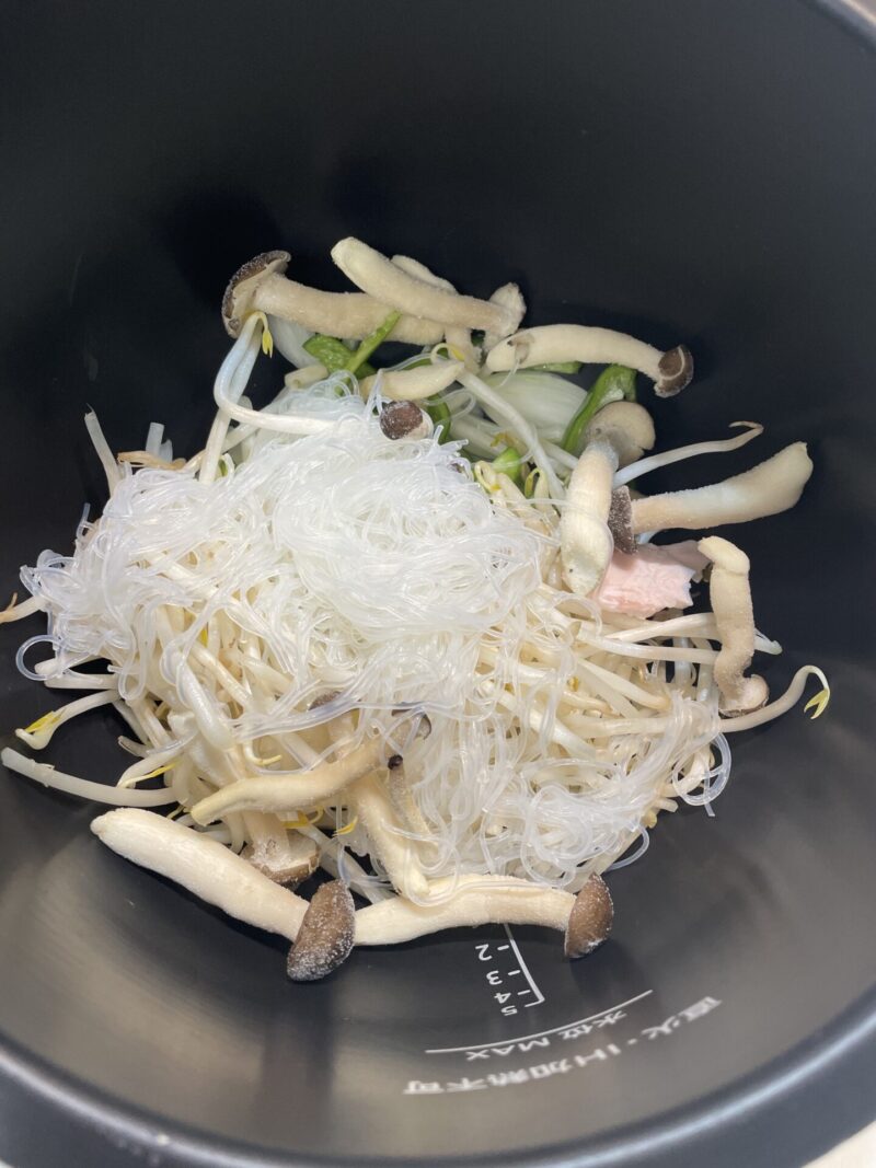 ホットクックに春巻きの具材を入れたところ。