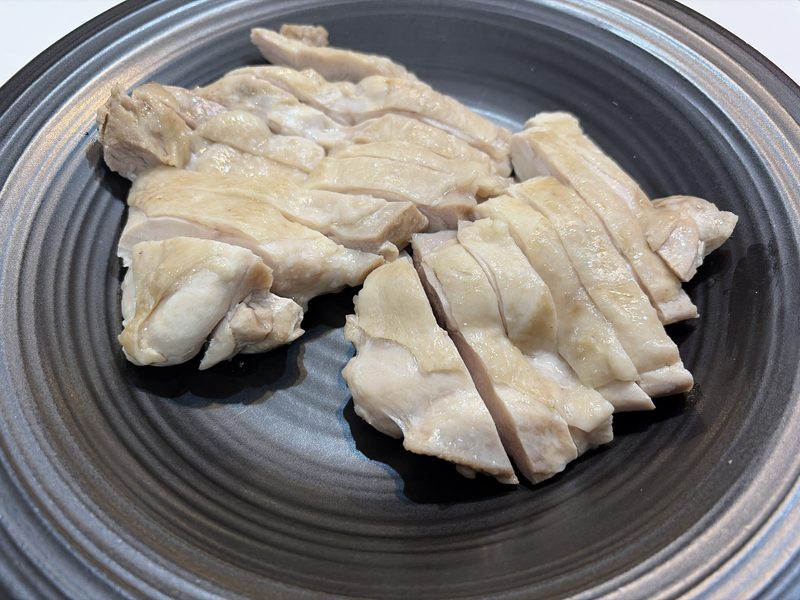 ヘルシオで作った蒸し鶏を切って盛り付け