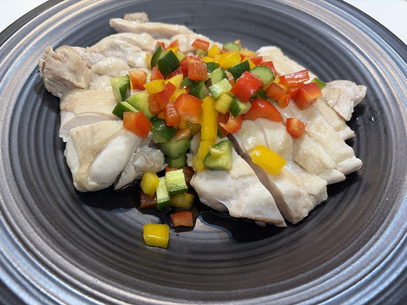 蒸し鶏にきゅうりとパプリカのポン酢ソースをかけて盛り付けたところ
