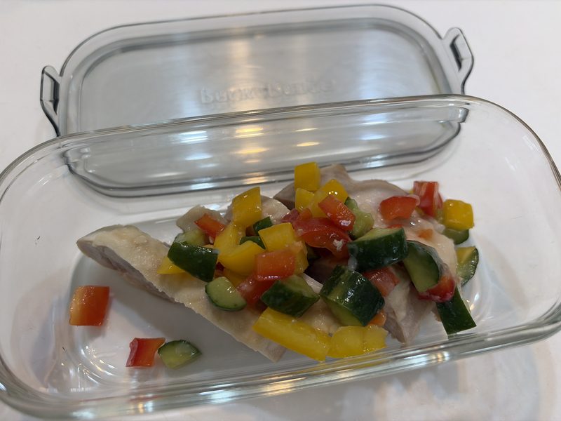 蒸し鶏をiwakiのガラス製保存容器に入れたところ