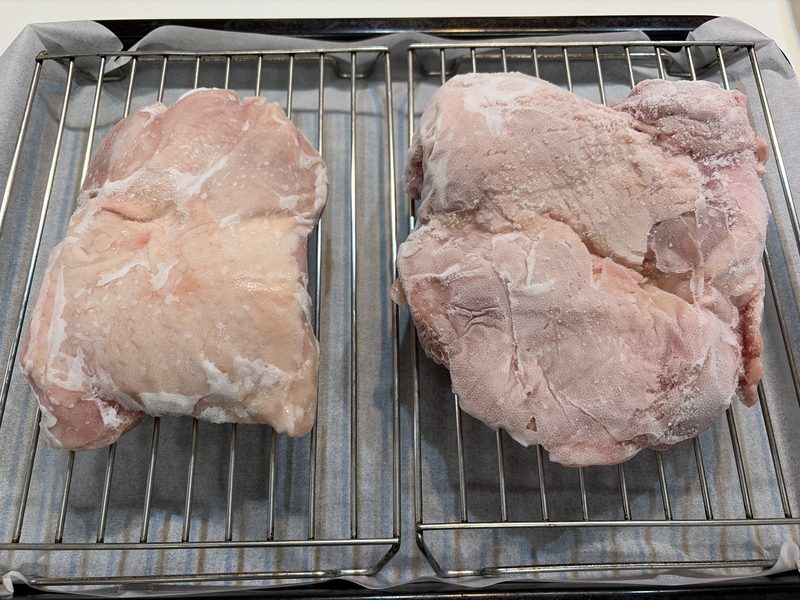 ヘルシオの角皿に並べた鶏もも肉2枚