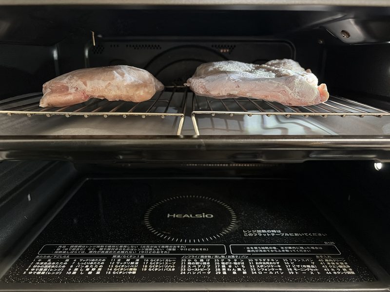 鶏もも肉を角皿に並べてヘルシオの庫内へ