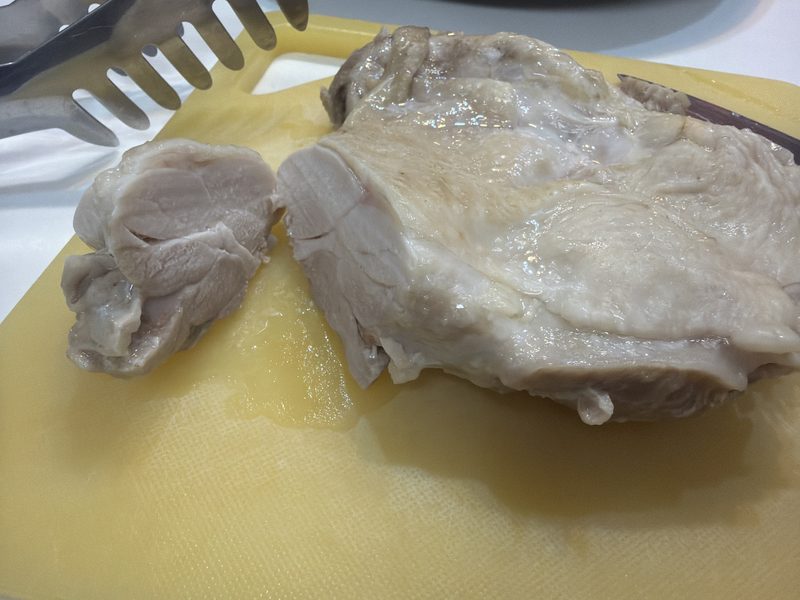 蒸し鶏の一番分厚いところを切った断面